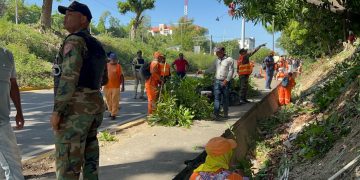 Mantenimiento Vial del MOPC realiza jornada de limpieza en la autopista 6 de Noviembre