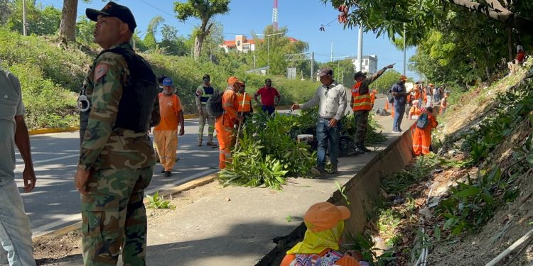 Mantenimiento Vial del MOPC realiza jornada de limpieza en la autopista 6 de Noviembre