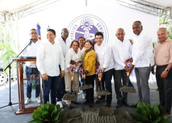 Wellington Arnaud inicia saneamiento cañada La Pava en Nizao, provincia Peravia