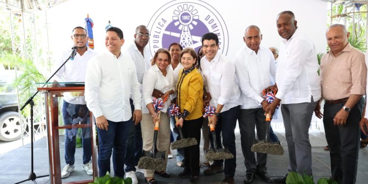 Wellington Arnaud inicia saneamiento cañada La Pava en Nizao, provincia Peravia