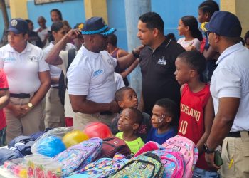 Policía Comunitaria realiza campamento recreativo para 120 niños en Capotillo