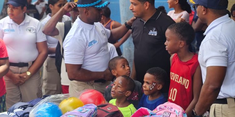 Policía Comunitaria realiza campamento recreativo para 120 niños en Capotillo