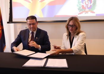 Ministro Yayo Sanz Lovatón firma alianza con Arizona para impulsar la industria de semiconductores