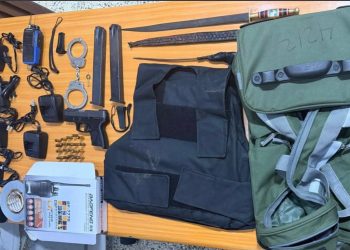 Policía Nacional y Ministerio Público ocupan armas, chaleco antibalas y otros objetos durante allanamiento en La Vega