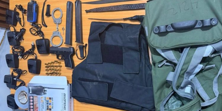 Policía Nacional y Ministerio Público ocupan armas, chaleco antibalas y otros objetos durante allanamiento en La Vega