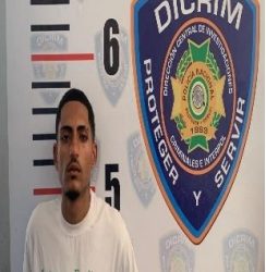 Policía apresa en flagrante a dos hombres con motocicletas robadas, arma de fogueo y pertenencias sustraídas en San Pedro de Macorís