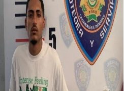 Policía apresa en flagrante a dos hombres con motocicletas robadas, arma de fogueo y pertenencias sustraídas en San Pedro de Macorís