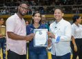 Yasiris Sánchez es reconocida por sus aportes a la comunicación en inauguración del TBS Peravia 2026