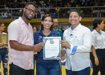 Yasiris Sánchez es reconocida por sus aportes a la comunicación en inauguración del TBS Peravia 2026