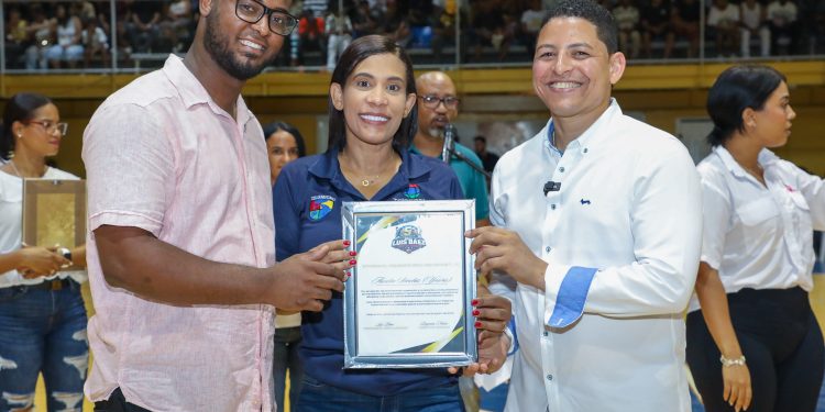 Yasiris Sánchez es reconocida por sus aportes a la comunicación en inauguración del TBS Peravia 2026