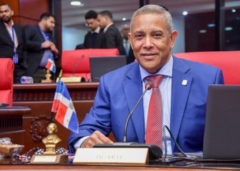 Envían a comisión proyecto de ley del senador Franklin Romero que busca nombrar pista de atletismo de SFM con el nombre de César Nazario Ramos