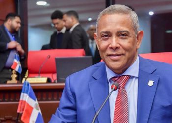 Envían a comisión proyecto de ley del senador Franklin Romero que busca nombrar pista de atletismo de SFM con el nombre de César Nazario Ramos