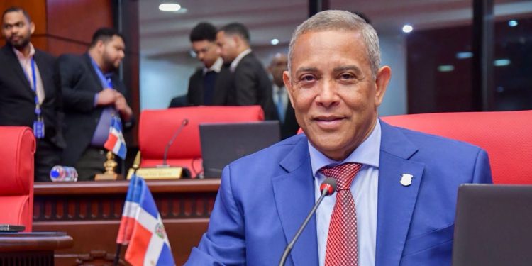 Envían a comisión proyecto de ley del senador Franklin Romero que busca nombrar pista de atletismo de SFM con el nombre de César Nazario Ramos