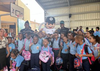 Dirección de Policía Comunitaria participa en acto de inicio del año escolar 2026-2027