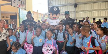 Dirección de Policía Comunitaria participa en acto de inicio del año escolar 2026-2027