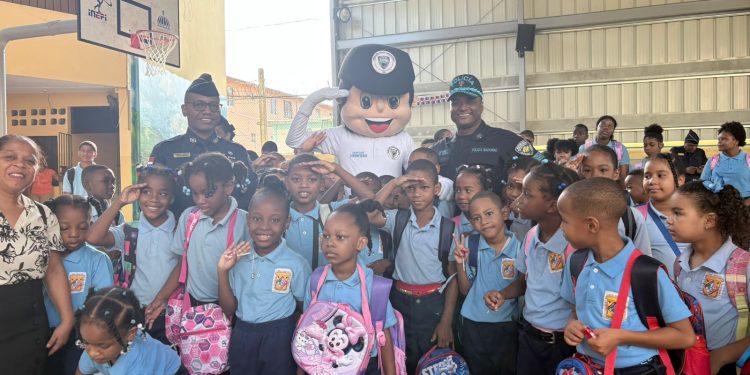 Dirección de Policía Comunitaria participa en acto de inicio del año escolar 2026-2027