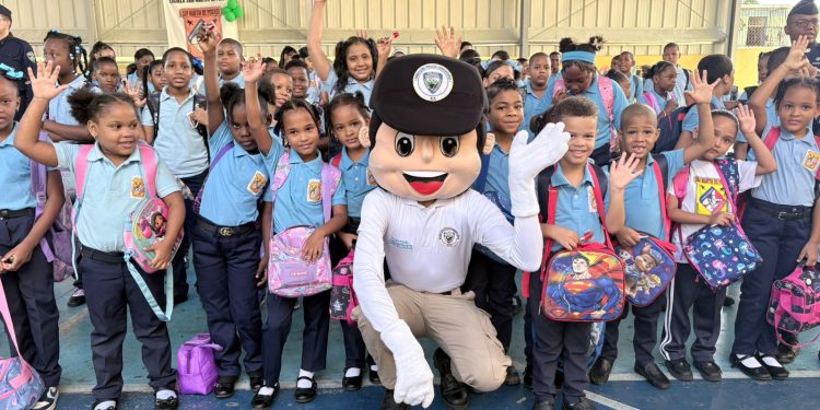 La Dirección de la Policía Comunitaria encabezó un acto de izamiento de bandera dando inicio al nuevo año escolar