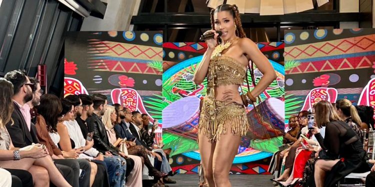 Sarodj abre el desfile de Giannina Azar en Trendy Fashion Week:One Night Only al ritmo de “Baila”