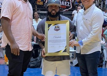 Chimbala y Martínez Brito son reconocidos en histórica inauguración del primer Torneo de Baloncesto Superior de Peravia