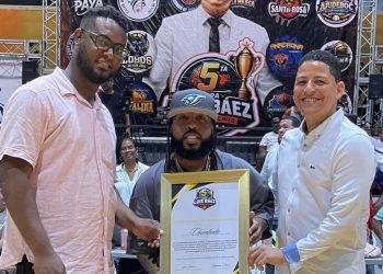 Chimbala y Martínez Brito son reconocidos en histórica inauguración del primer Torneo de Baloncesto Superior de Peravia