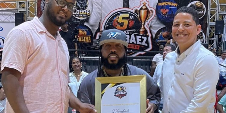 Chimbala y Martínez Brito son reconocidos en histórica inauguración del primer Torneo de Baloncesto Superior de Peravia