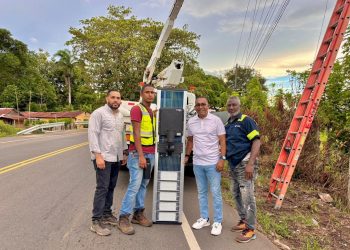 Tras gestión de Víctor Pichardo, instalan lámparas de alumbrado en kilómetro 5 de Monte Plata