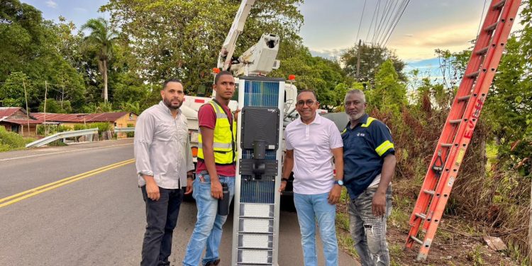 Tras gestión de Víctor Pichardo, instalan lámparas de alumbrado en kilómetro 5 de Monte Plata