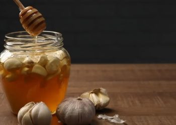 Ajo con miel para el acné y la potencia sexual: ¿Qué dicen los médicos sobre esta tendencia viral?
