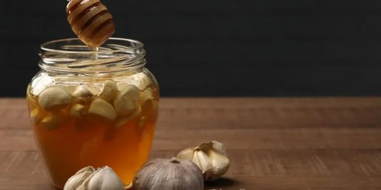 Ajo con miel para el acné y la potencia sexual: ¿Qué dicen los médicos sobre esta tendencia viral?