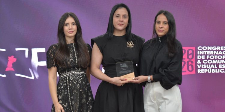 FOTOCOM 2026 rinde homenaje póstumo a Franklin Guerrero y Daniel Duvergé durante su apertura