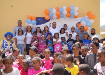Fundación Edgar Batista beneficia a más de 500 familias de Barahona con útiles escolares