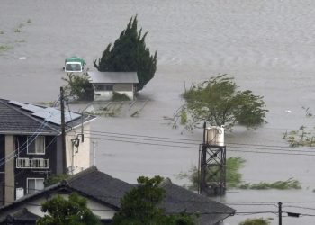 Japón emite una orden de evacuación para más de 5.000 personas ante el avance el tifón Dolphin