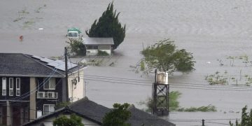 Japón emite una orden de evacuación para más de 5.000 personas ante el avance el tifón Dolphin