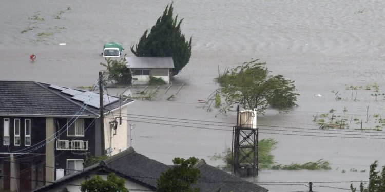 Japón emite una orden de evacuación para más de 5.000 personas ante el avance el tifón Dolphin