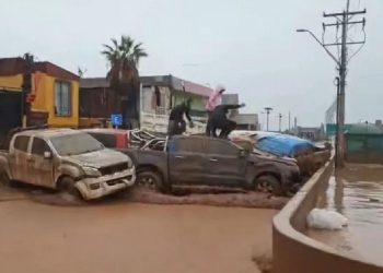 Aluvión en el norte de Chile deja calles inundadas, viviendas afectadas y vehículos arrastrados