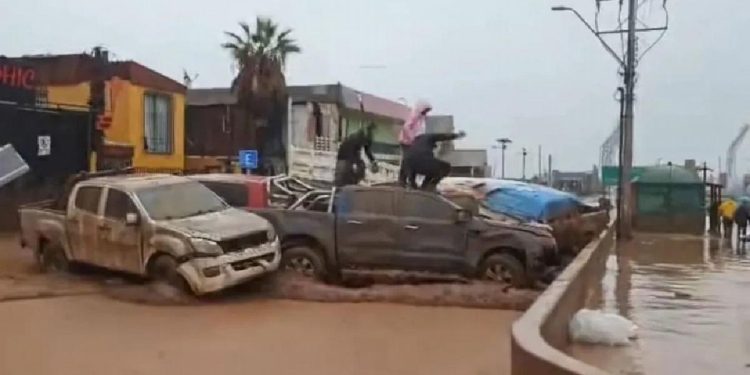 Aluvión en el norte de Chile deja calles inundadas, viviendas afectadas y vehículos arrastrados