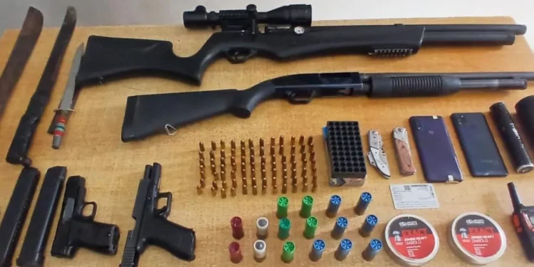 Detienen a cuatro personas y ocupan armas en Barahona y Vicente Noble