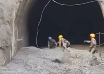 Nepal abre túneles inundados sin saber si encontrará sobrevivientes o cadáveres