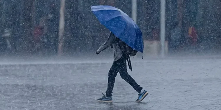 Indomet prevé aguaceros, tronadas y ráfagas de viento este lunes por onda tropical y vaguada