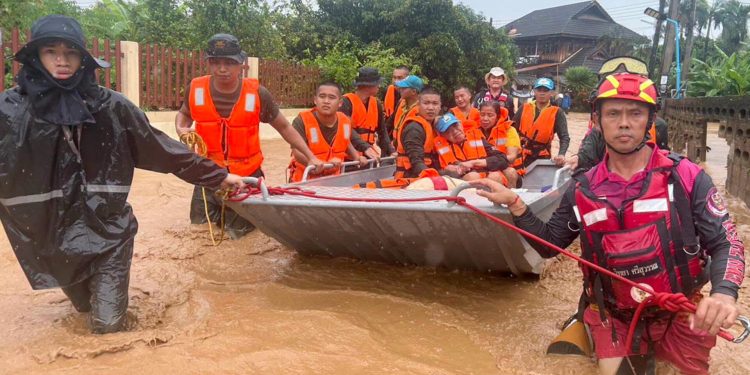 Dos muertos y decenas de miles de afectados por inundaciones en Malasia y Tailandia
