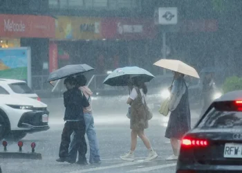 Más de un millón de personas evacuadas en costa oriental de China tras azote de tifón Dolphin