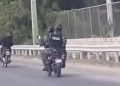 Agentes persiguen a motociclistas en carrera clandestina por la 6 de Noviembre