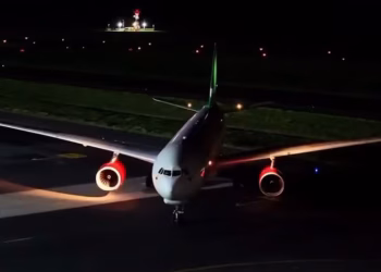 Primer avión de Bukele despega con 51 toneladas de ayuda para Colombia tras el terremoto