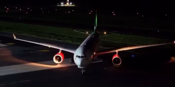 Primer avión de Bukele despega con 51 toneladas de ayuda para Colombia tras el terremoto