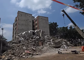 Colombia eleva a 319 los fallecidos por terremoto de 7,4