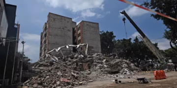 Colombia eleva a 319 los fallecidos por terremoto de 7,4