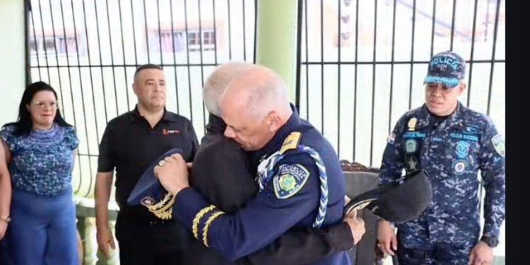 Entre lágrimas y orgullo, nuevo director de la PN visita a su padre en Moca