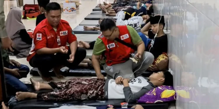 Medio millar de niños hospitalizados en Indonesia tras ingerir comida escolar gratuita