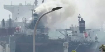 Aumentan a 25 los muertos tras incendiarse un carguero extranjero en el este de China