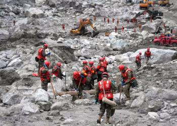 Nepal identifica y entrega 102 cuerpos de víctimas de las riadas